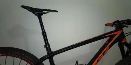 El cuadro naranja y negro recién montado, apoyado en la pared