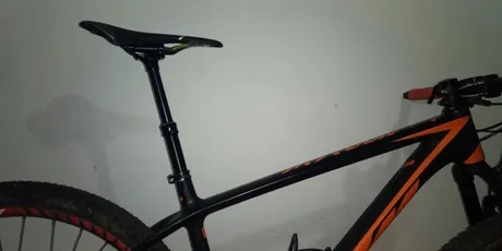 El cuadro naranja y negro recién montado, apoyado en la pared