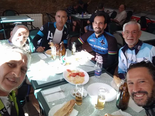 Selfie de la peña en la mesa del bar tras una ruta