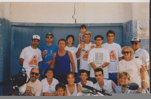 Foto escaneada de los años 90: el grupo con sus mountain bikes de la época