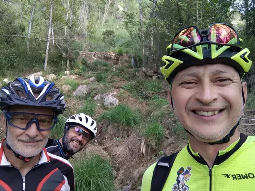 Tres zorricos riéndose a carcajadas en un barranco verde