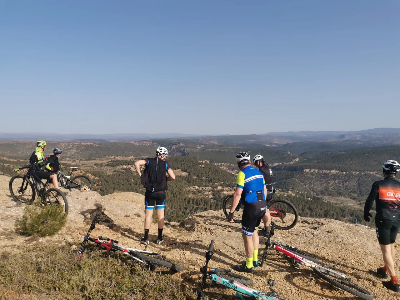 El grupo en el mirador con las bicis tumbadas
