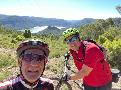 Dos zorricos con el embalse de Arenós azul al fondo