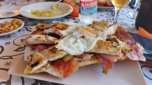 Un bocadillo descomunal de pollo, bacon y huevo