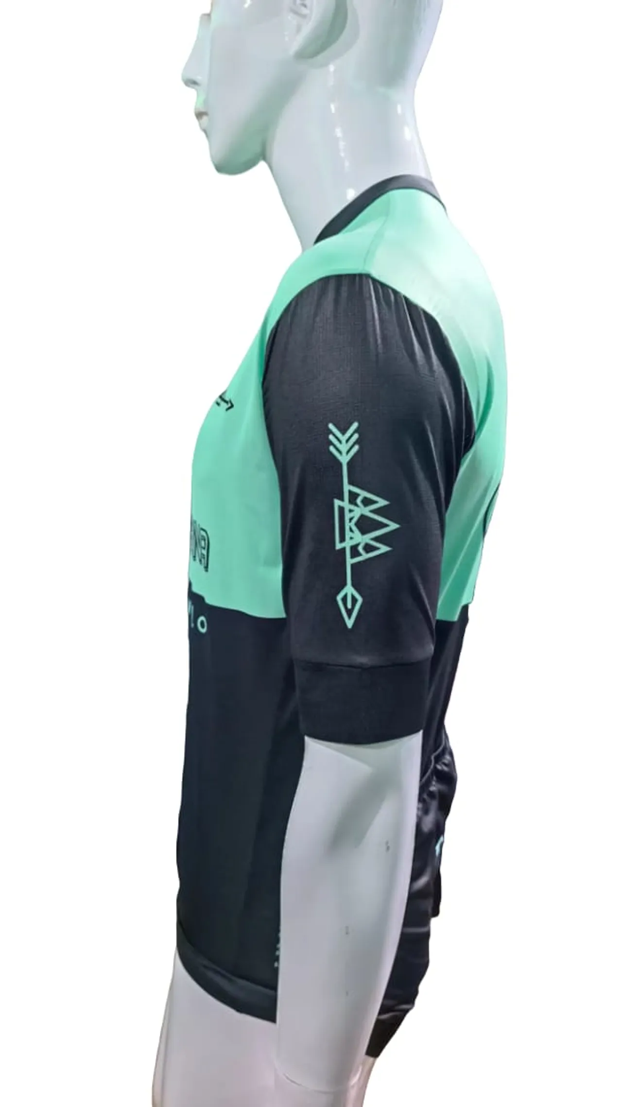 El maillot turquesa de la peña sobre un maniquí, de lado