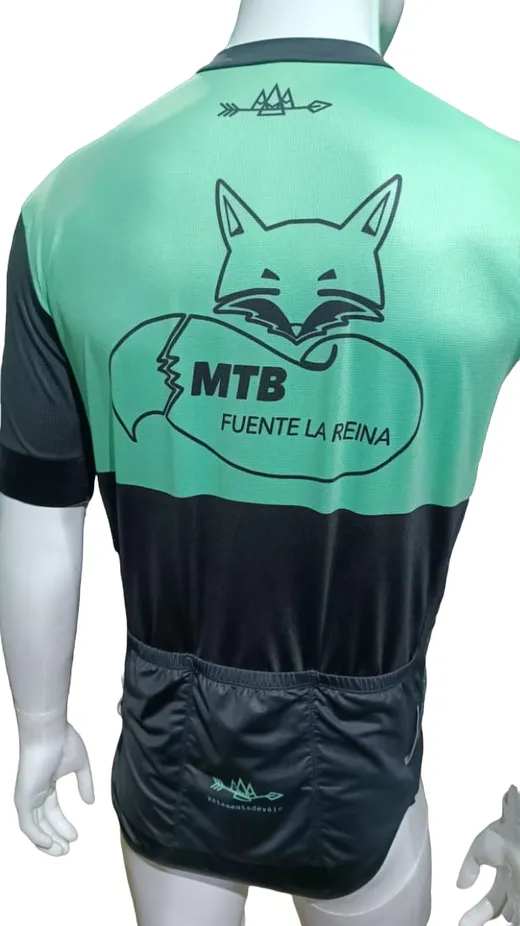 La espalda del maillot de la peña con el logo del zorro