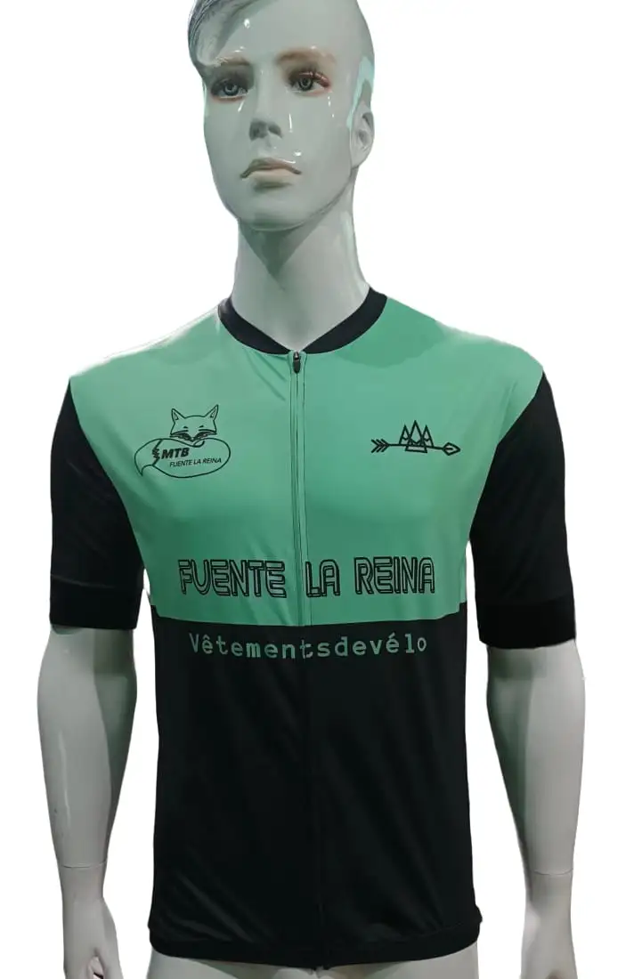 El frontal del maillot turquesa sobre el maniquí
