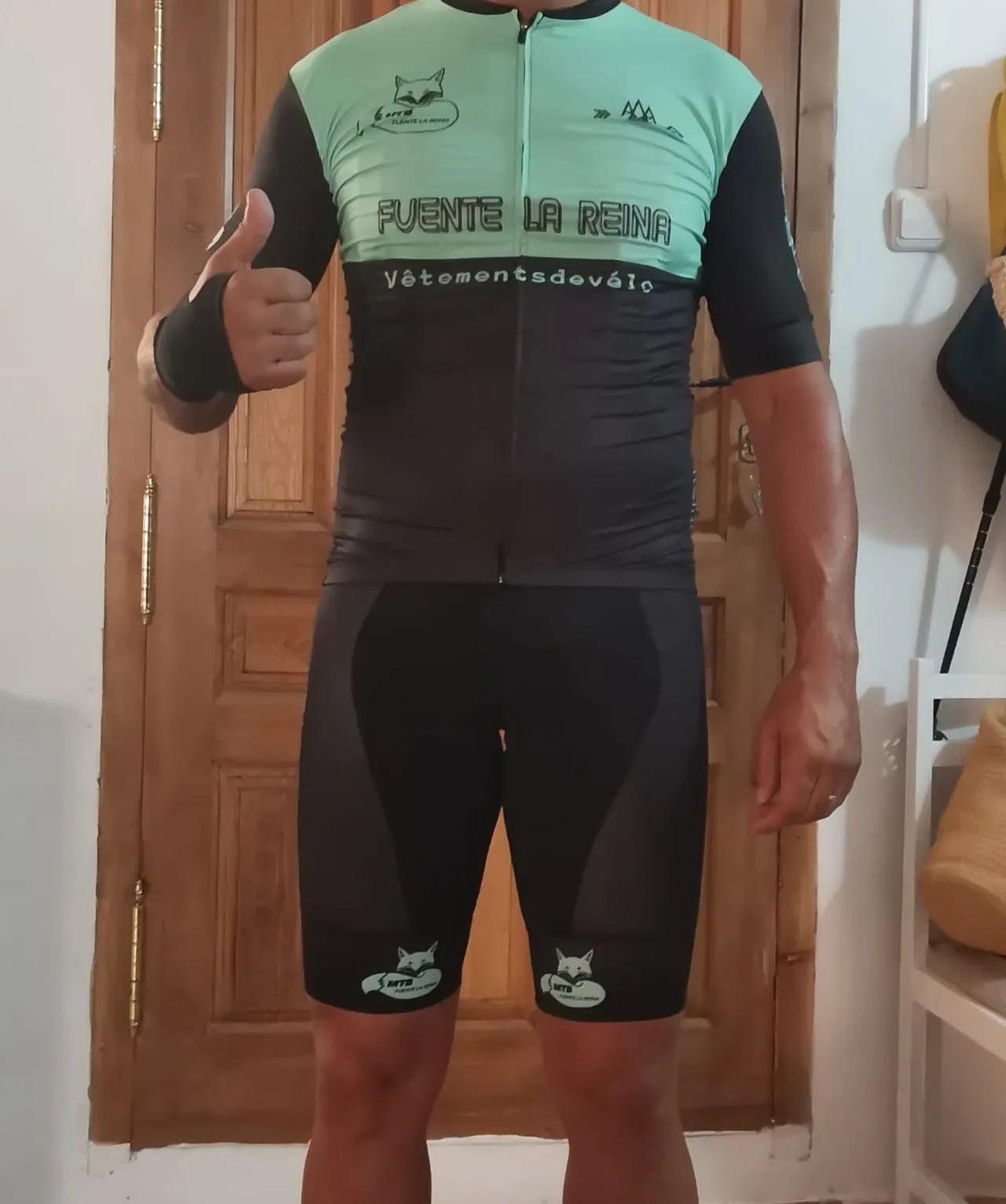 La equipación completa de la peña, puesta