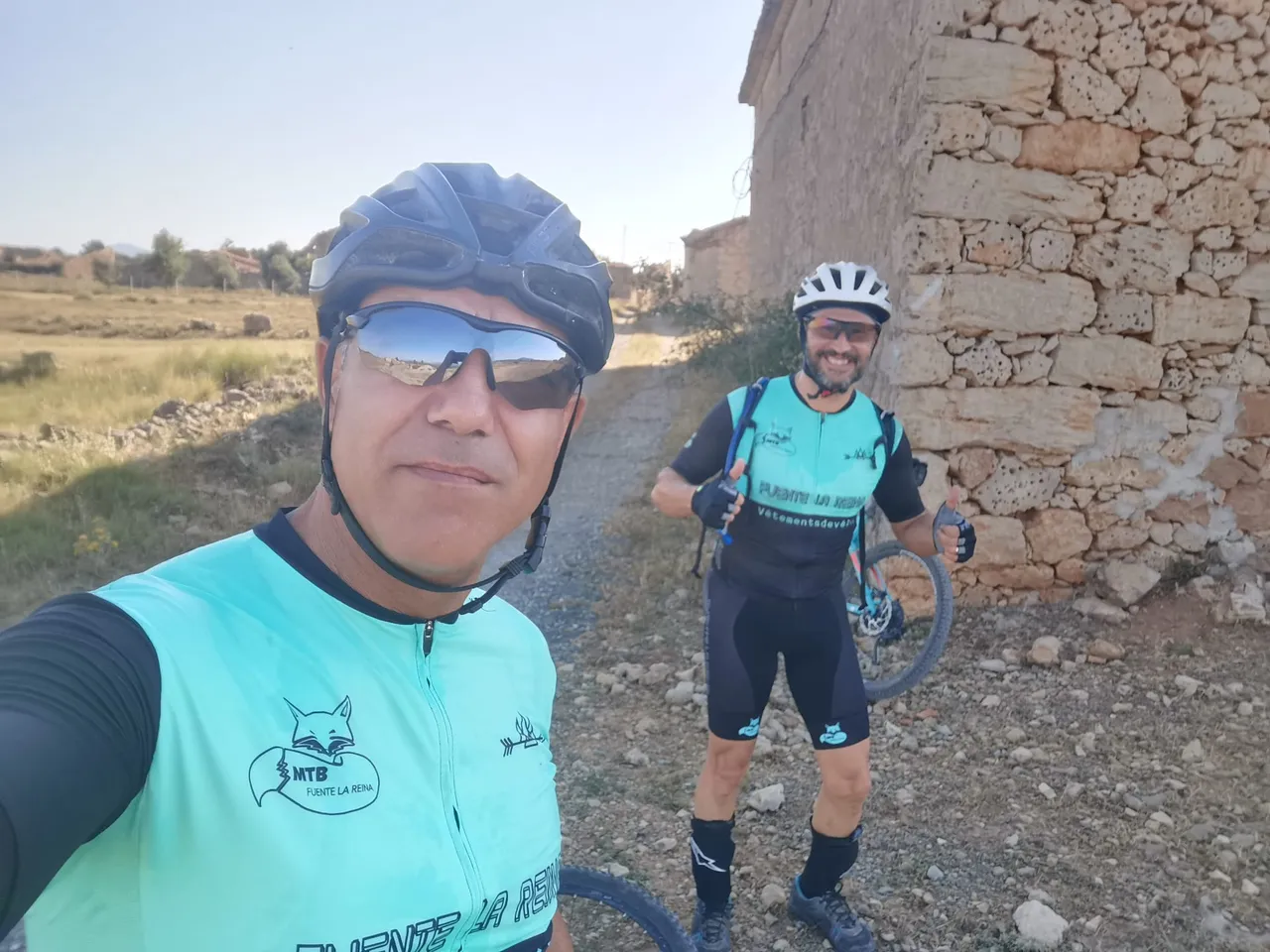 Selfie con el maillot del zorro junto a una masía de piedra