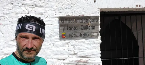 Un zorrico junto al cartel de la ermita de Santa Bárbara, a 1.402 metros