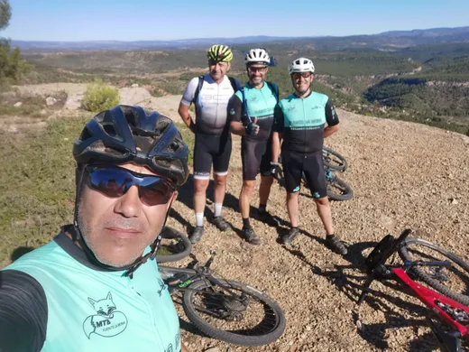 Cuatro zorricos uniformados en un alto con las Hoces del Mijares al fondo