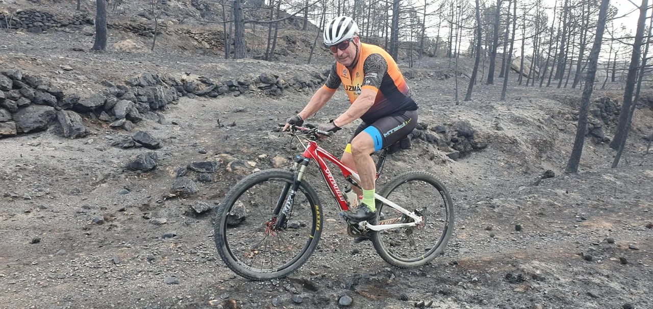 Una bici roja sobre la ceniza del incendio