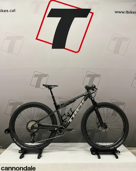 La Trek de carbono de Joan, recién comprada, todavía en la tienda