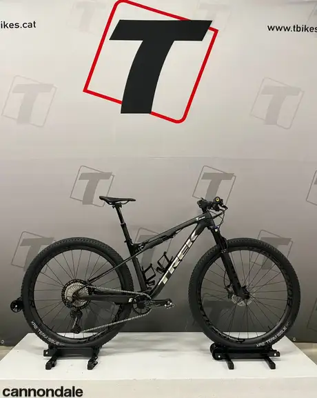 La Trek de carbono de Joan, recién comprada, todavía en la tienda