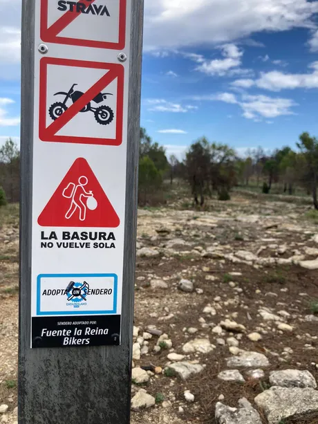 El poste del sendero adoptado recortado contra el cielo azul