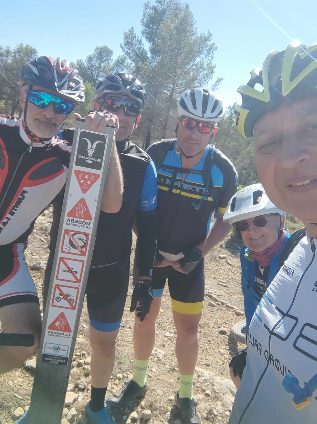 Selfie de cinco zorricos junto al poste del sendero adoptado