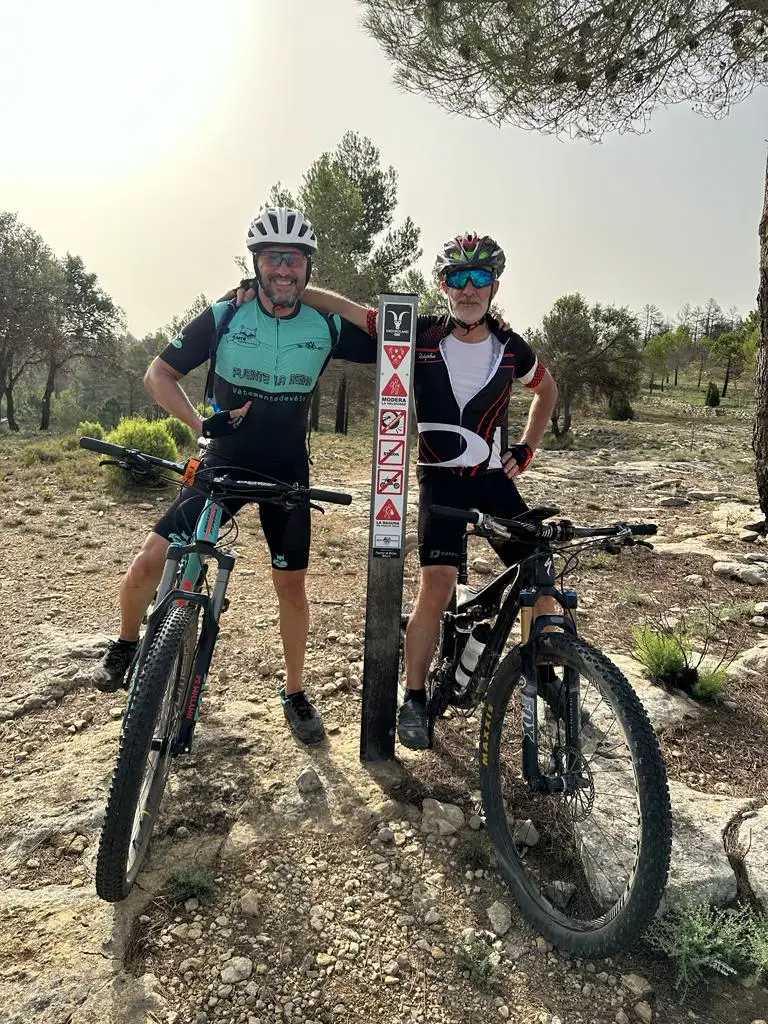 Dos zorricos con el maillot junto al poste, con luz dorada
