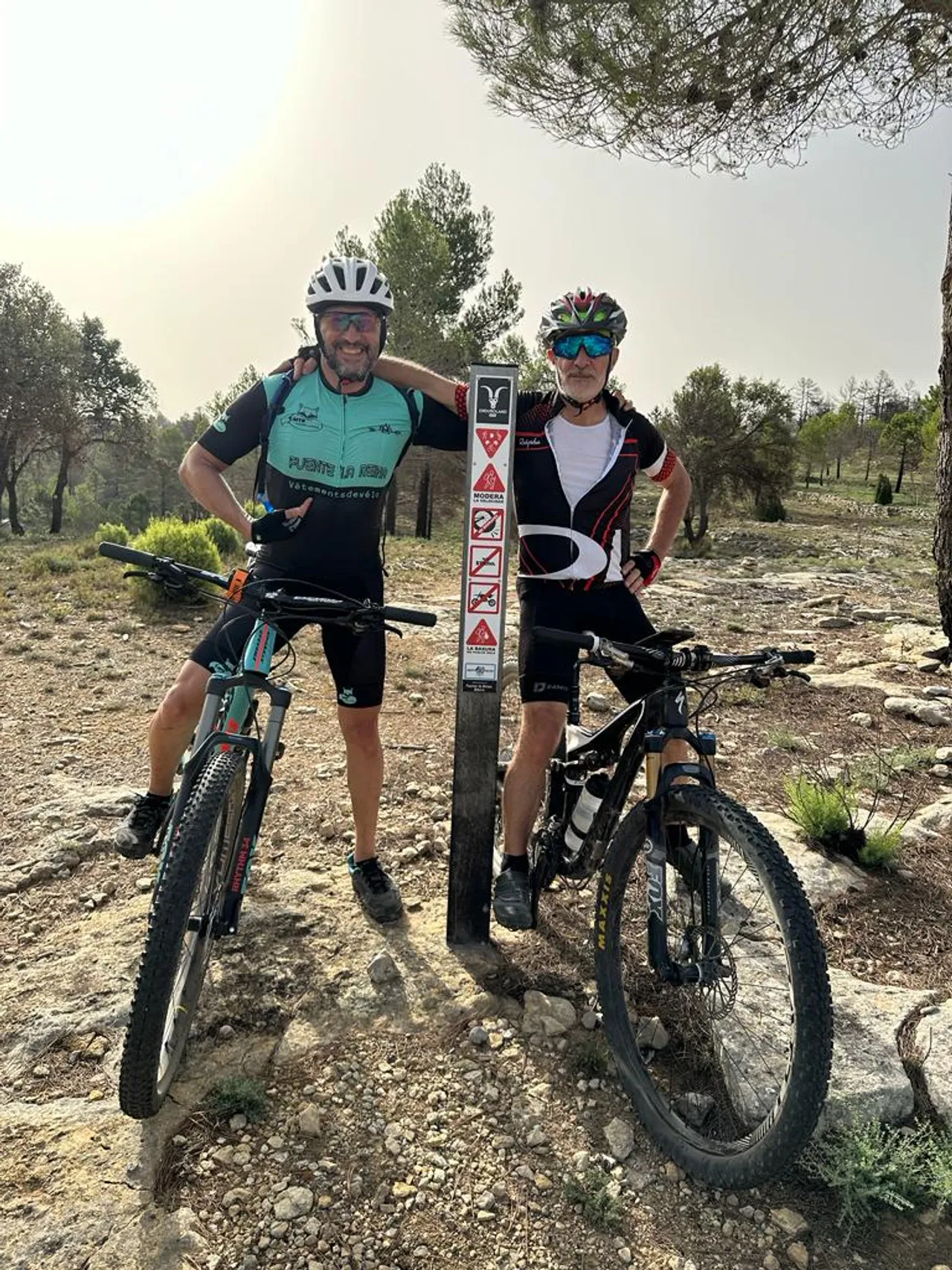 Dos zorricos con el maillot junto al poste, con luz dorada