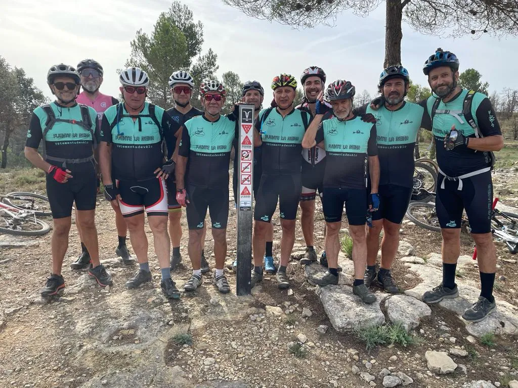 Once zorricos alrededor del poste del sendero adoptado, la mayoría con el maillot turquesa