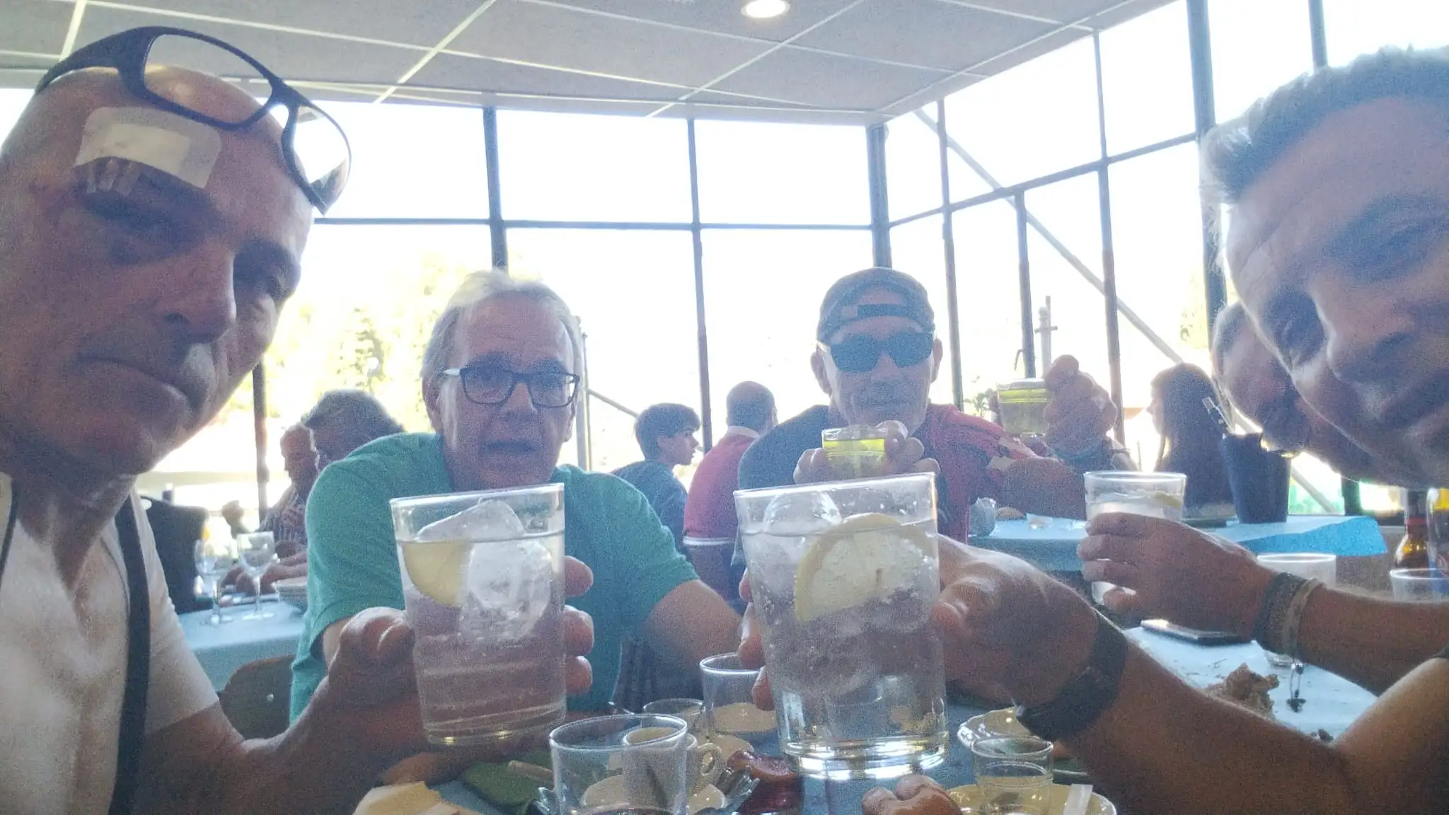 Brindis de la peña al final de la comida