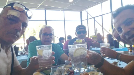Brindis de la peña al final de la comida