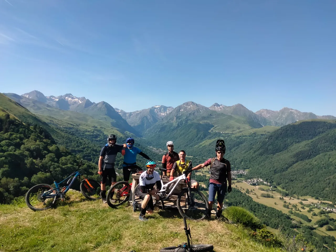 El grupo de vacaciones de Paco en una cima con los Pirineos nevados detrás
