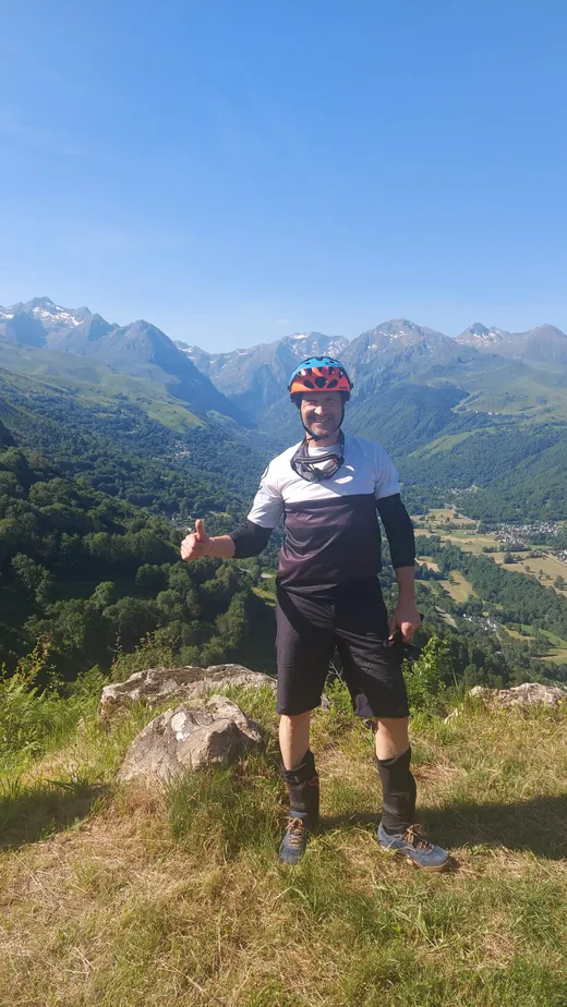 Paco celebrando él solo en una cima del Pirineo