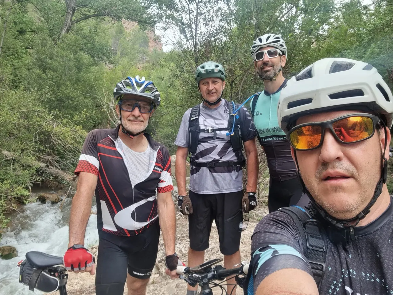 Selfie de cuatro junto al río con el maillot de la peña