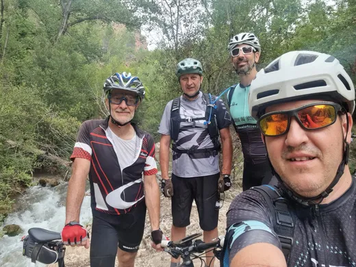 Selfie de cuatro zorricos junto al río