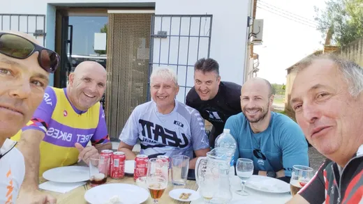 La peña de cañas en una terraza tras la ruta