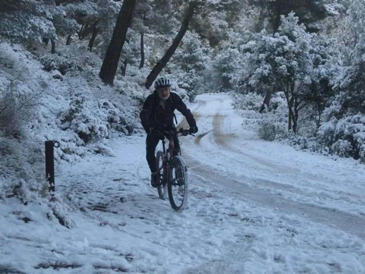 Ciclista por una pista nevada en la ruta de Reyes