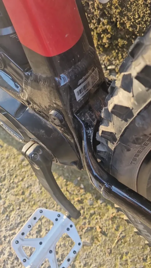 Detalle de la avería en el cuadro de una e-bike