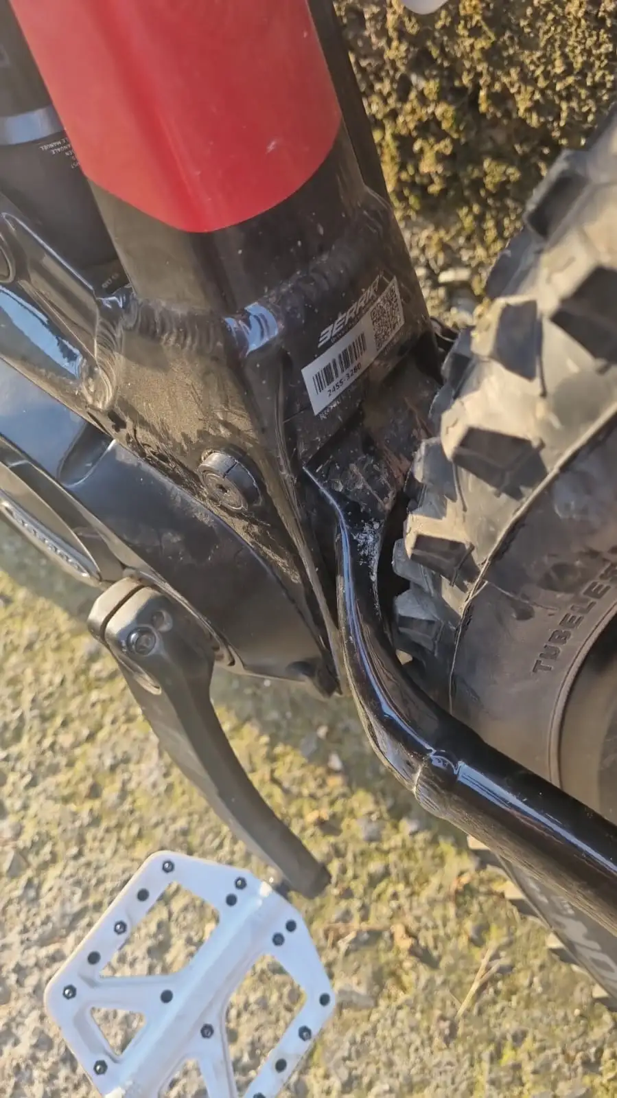 Detalle de la avería en el cuadro de una e-bike