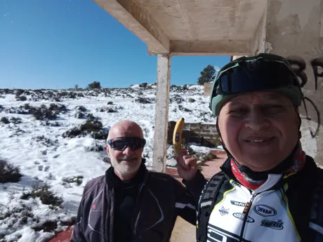 Dos zorricos con un plátano de avituallamiento en pleno monte nevado