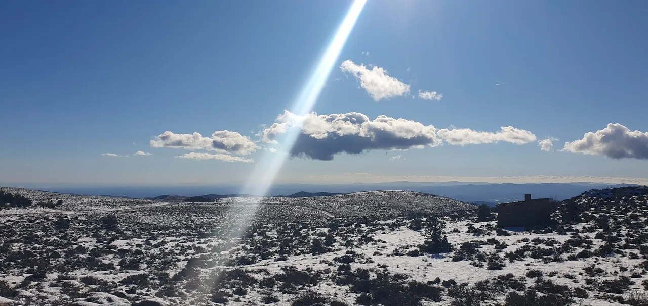 La meseta nevada con un rayo de sol y un mar de montañas