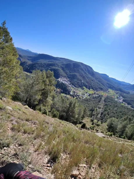 El pueblo encajado en el valle, visto desde la ladera