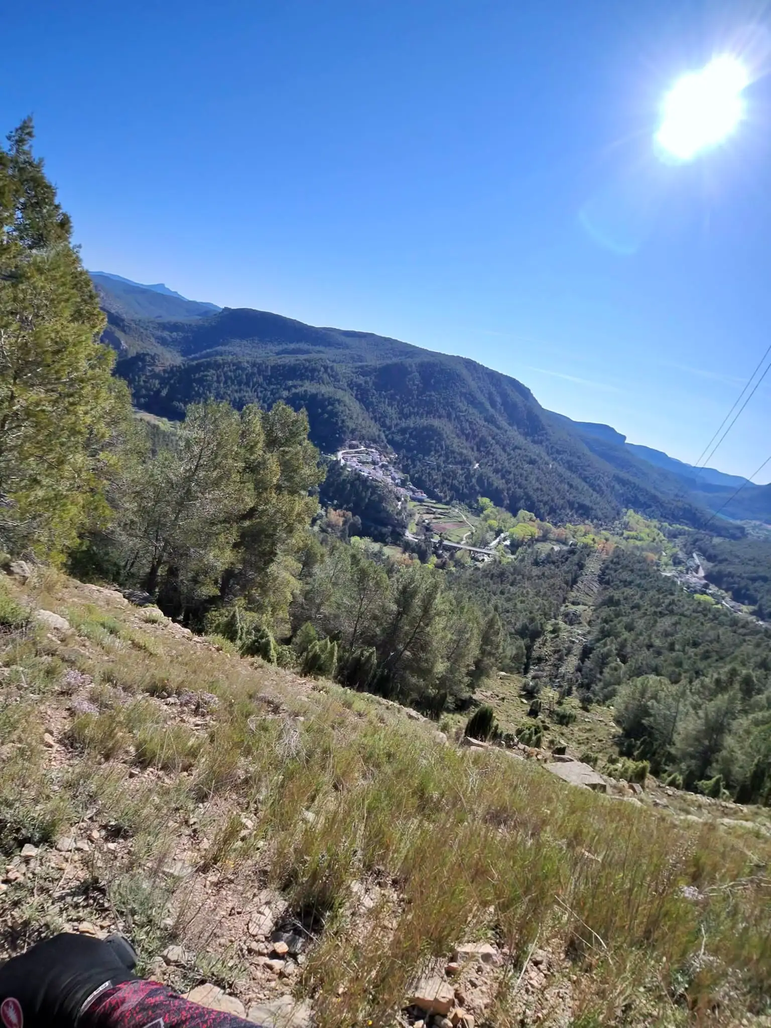El pueblo encajado en el valle, visto desde la ladera